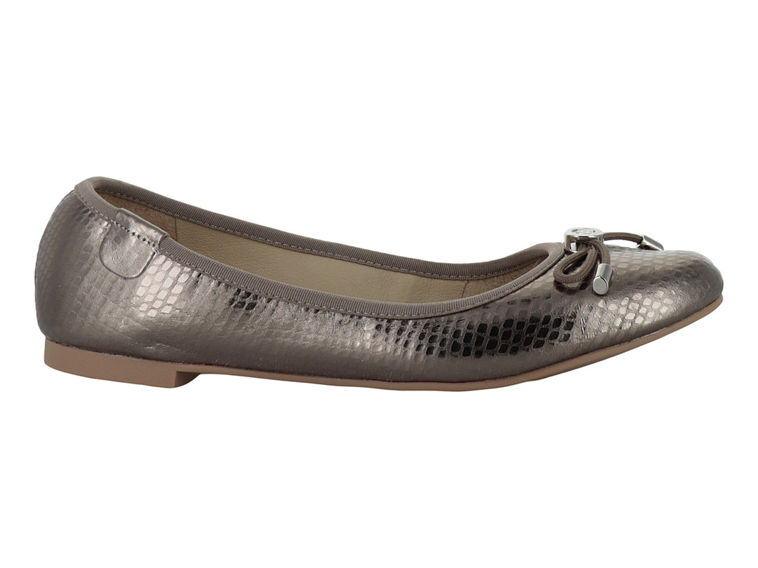 Zapato plano color bronce con textura escamada y detalle de moño metálico en la parte superior.
