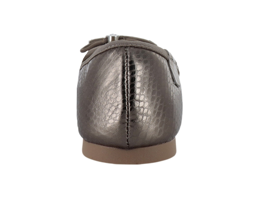 Zapato plano color bronce con textura escamada y detalle de moño metálico en la parte superior.