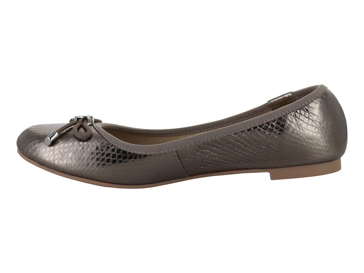 Zapato plano color bronce con textura escamada y detalle de moño metálico en la parte superior.