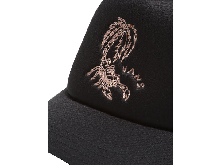 Gorra negra VANS Munson Curved Bill Trucker con visera curva y panel trasero de malla.