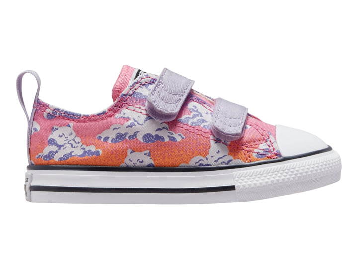 Tenis Converse infantiles rosa y morado con estampado de gatos y nubes, cierre de velcro y suela blanca.