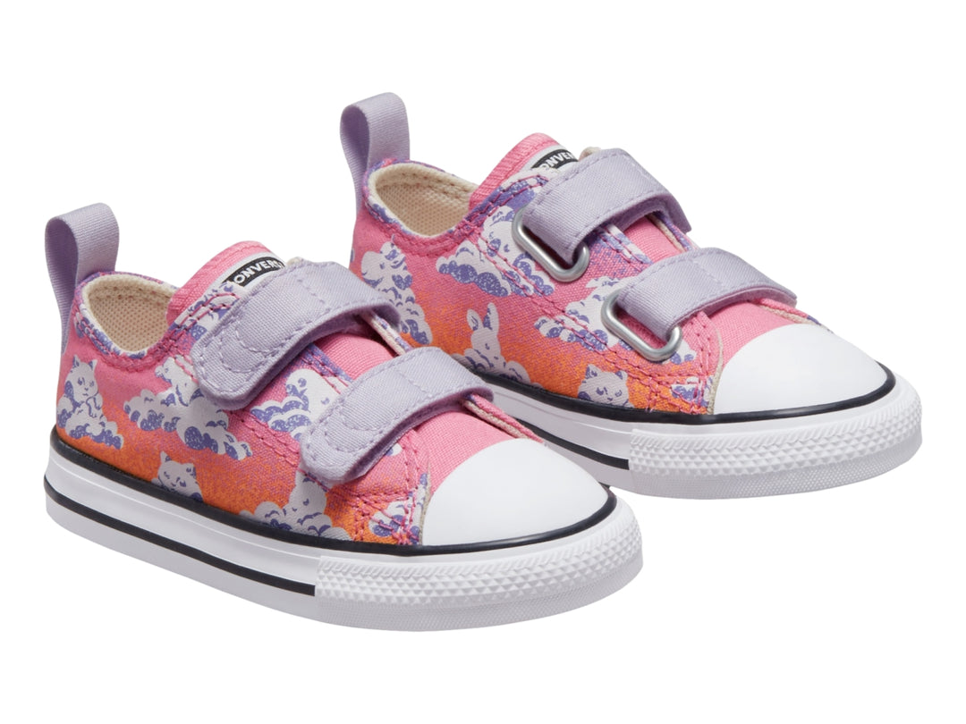 Tenis Converse infantiles rosa y morado con estampado de gatos y nubes, cierre de velcro y suela blanca.