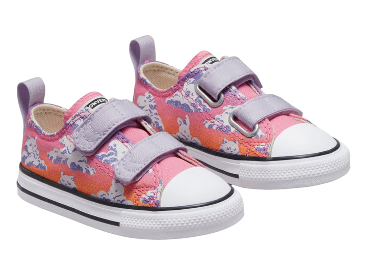 Tenis Converse infantiles rosa y morado con estampado de gatos y nubes, cierre de velcro y suela blanca.