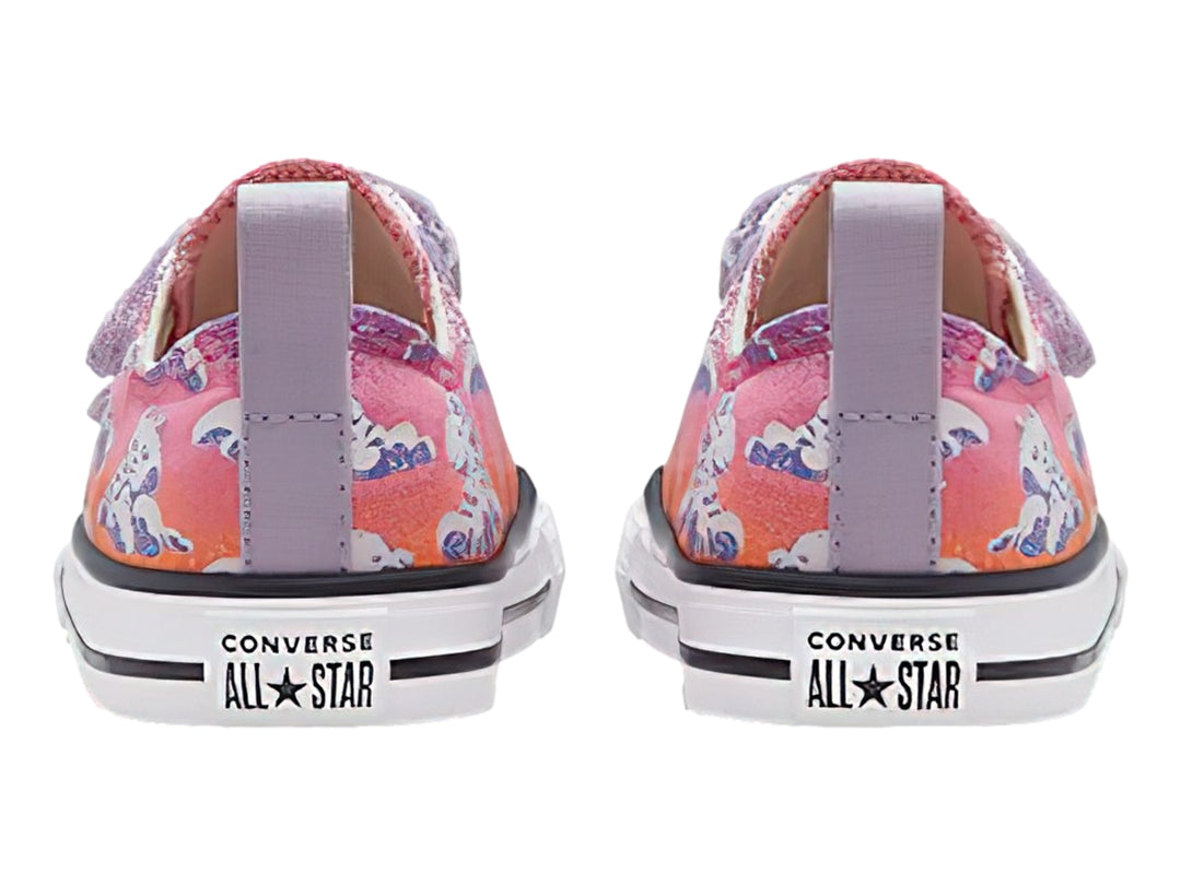 Tenis Converse infantiles rosa y morado con estampado de gatos y nubes, cierre de velcro y suela blanca.