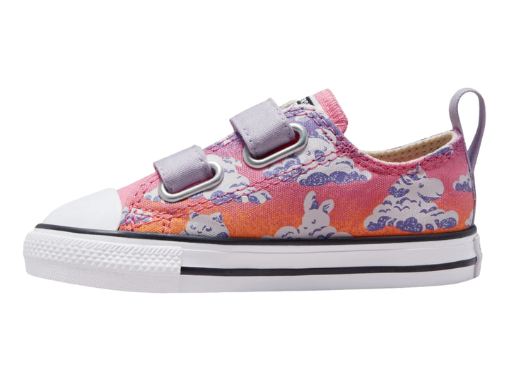 Tenis Converse infantiles rosa y morado con estampado de gatos y nubes, cierre de velcro y suela blanca.