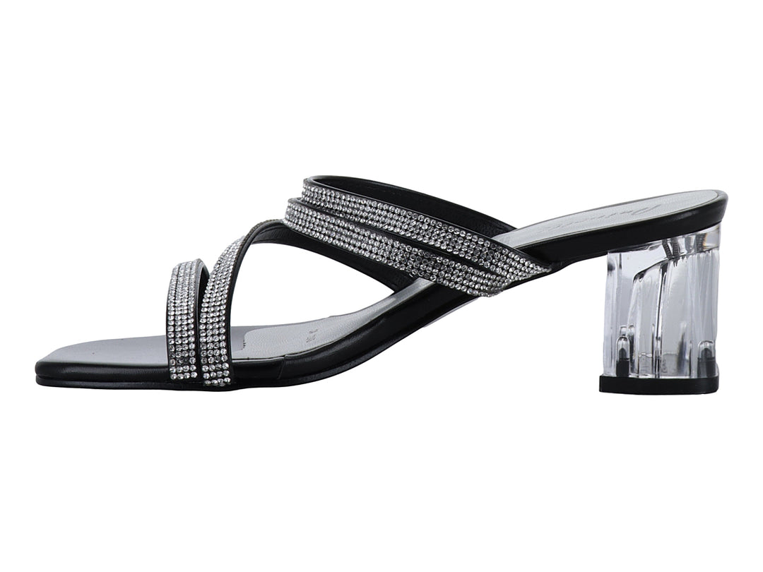 Sandalias negras de tacón cuadrado transparente con tiras decoradas con pedrería plateada brillante.