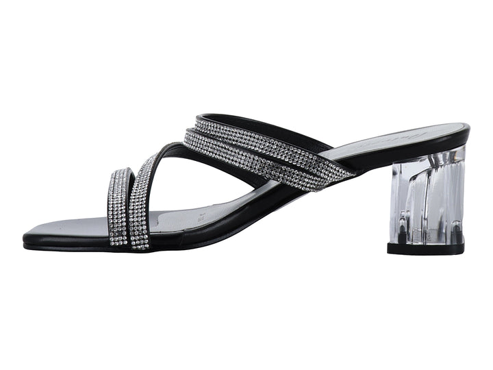 Sandalias negras de tacón cuadrado transparente con tiras decoradas con pedrería plateada brillante.