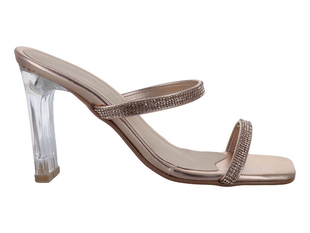 Sandalia color oro rosa con tacón cuadrado transparente y tiras decoradas con brillantes.