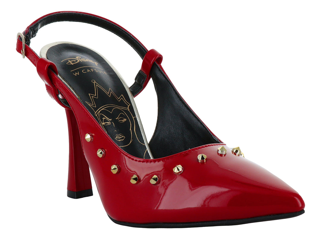 Zapato de tacón rojo brillante con tachuelas doradas y correa posterior, diseño inspirado en Disney.