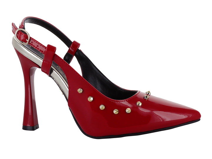 Zapato de tacón rojo brillante con tachuelas doradas y correa posterior, diseño inspirado en Disney.