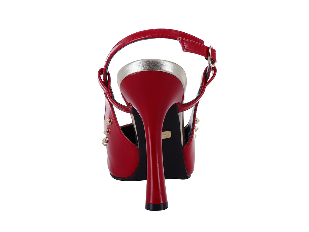 Zapato de tacón rojo brillante con tachuelas doradas y correa posterior, diseño inspirado en Disney.