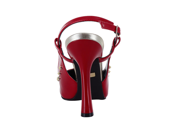 Zapato de tacón rojo brillante con tachuelas doradas y correa posterior, diseño inspirado en Disney.