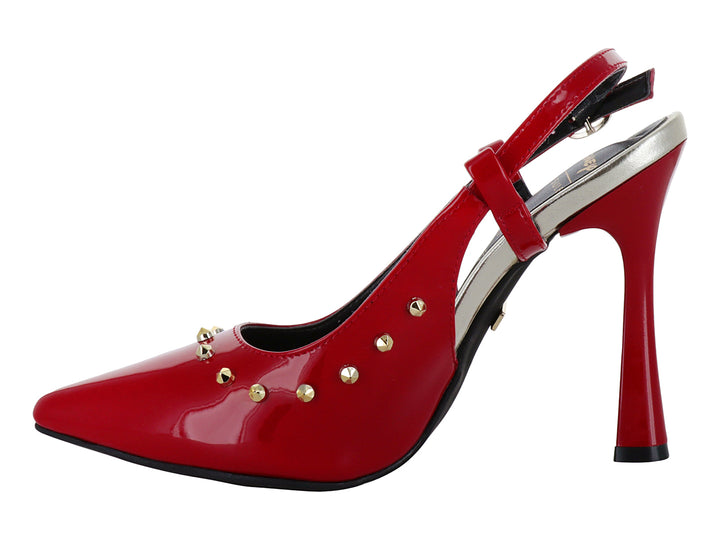 Zapato de tacón rojo brillante con tachuelas doradas y correa posterior, diseño inspirado en Disney.