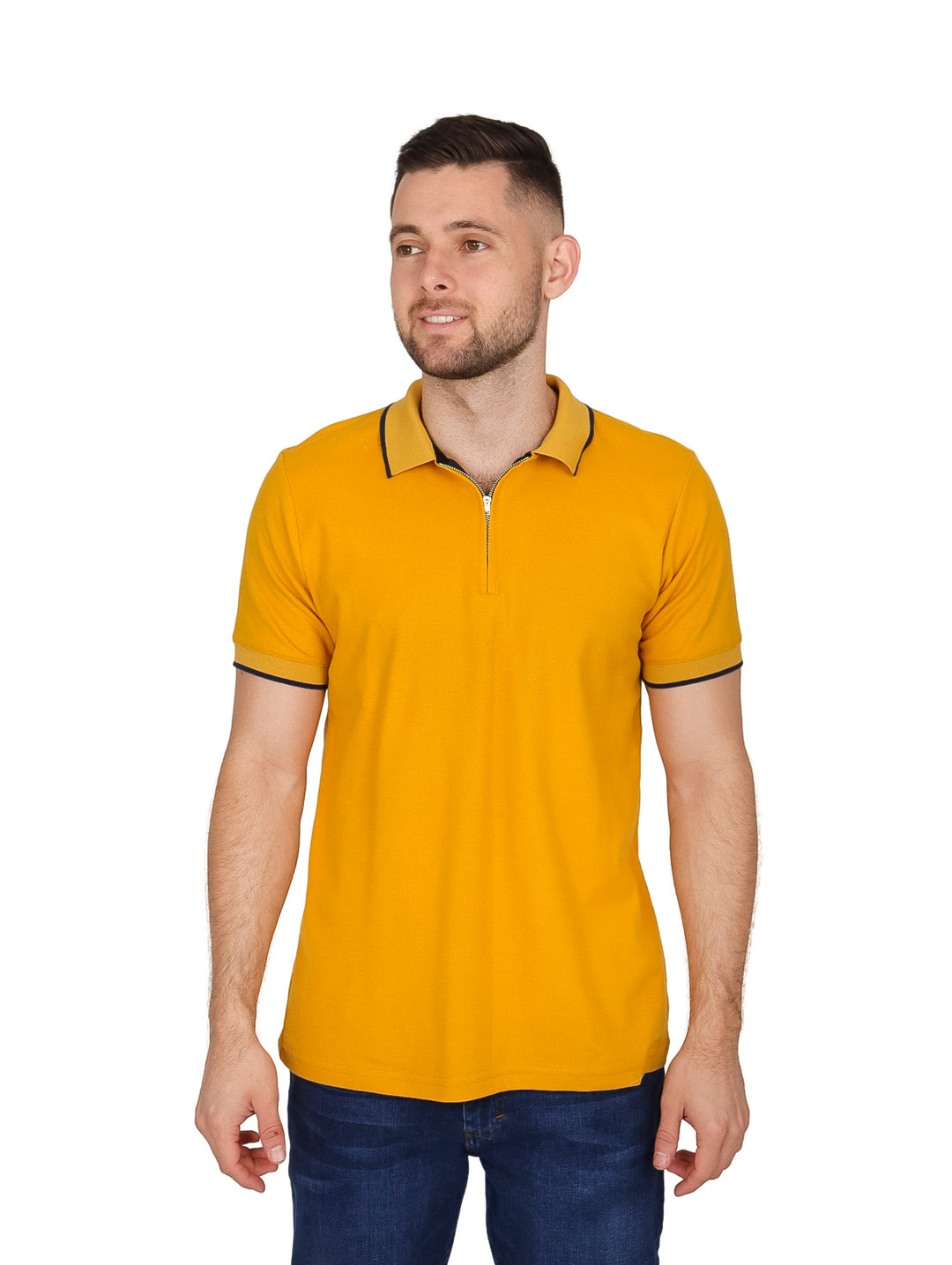 Hombre vistiendo playera polo color mostaza con detalles oscuros en el cuello y los bordes de las mangas.