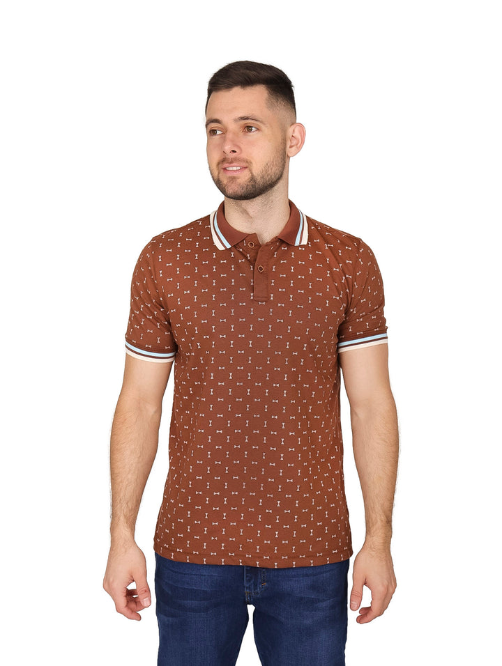 Hombre vistiendo playera polo color café con estampado blanco y detalles en el cuello y mangas.