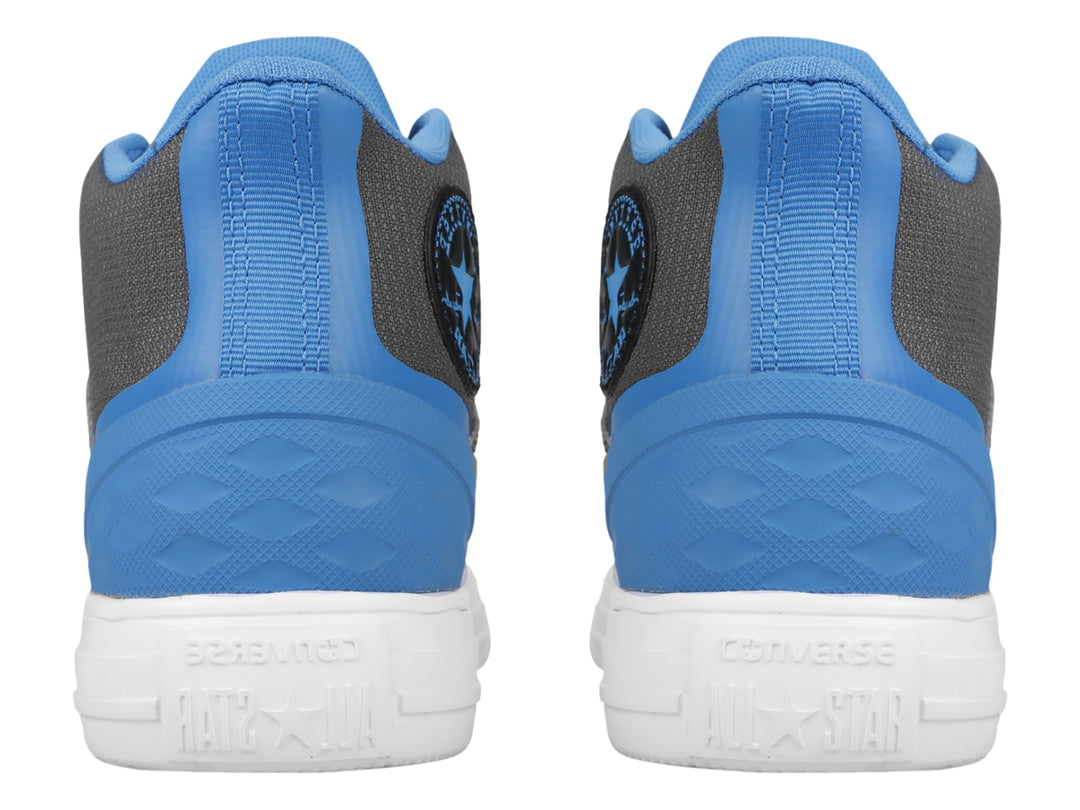 Tenis Converse mid-top color gris con detalles en azul y suela blanca.