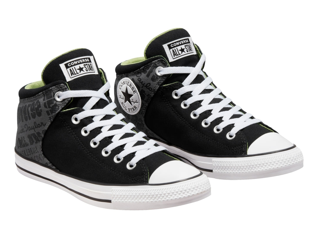 Tenis Converse Chuck Taylor All Star Street Mid en color negro y gris con suela blanca y agujetas blancas.