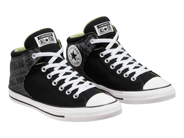 Tenis Converse Chuck Taylor All Star Street Mid en color negro y gris con suela blanca y agujetas blancas.