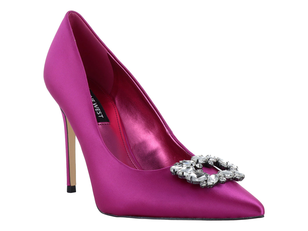 Zapato de tacón de aguja color rosa satinado con un broche de cristales en la punta.