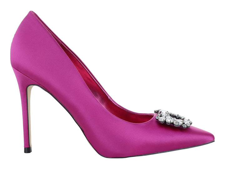 Zapato de tacón de aguja color rosa satinado con un broche de cristales en la punta.