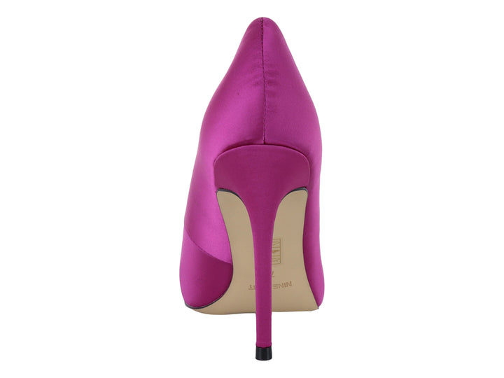 Zapato de tacón de aguja color rosa satinado con un broche de cristales en la punta.