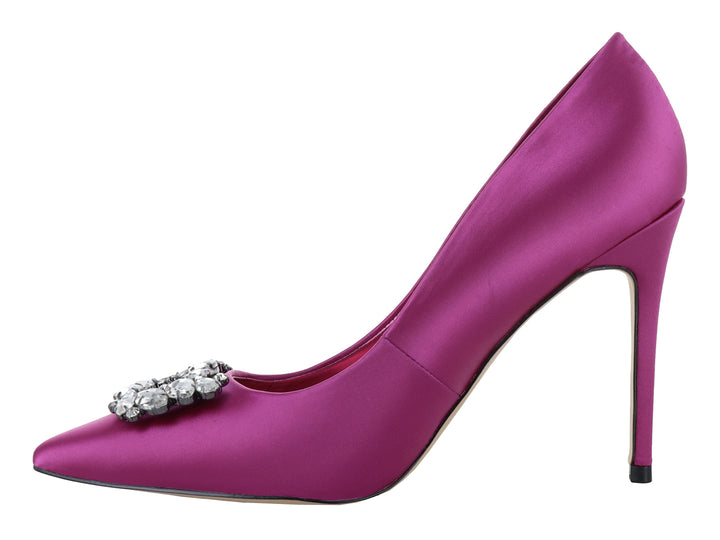 Zapato de tacón de aguja color rosa satinado con un broche de cristales en la punta.