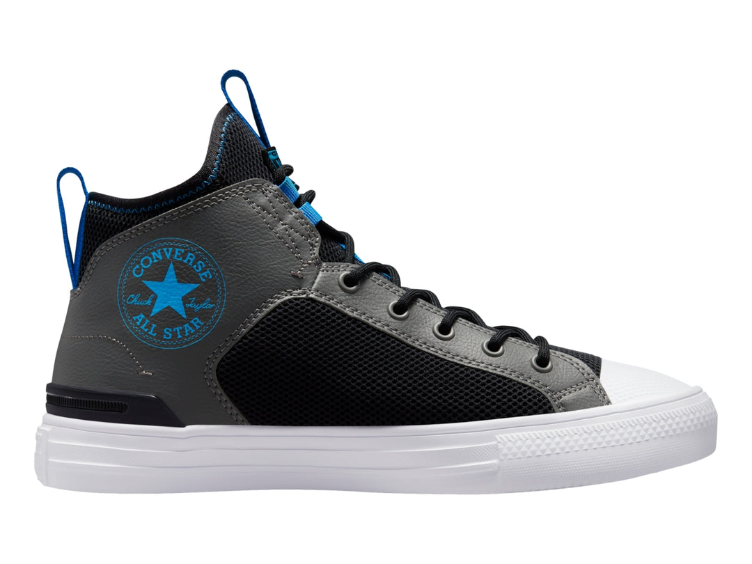 Tenis Converse Chuck Taylor All Star Ultra Mid en colores negro y gris con detalles en azul y suela blanca.