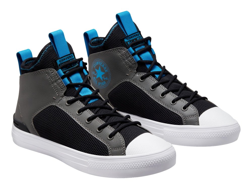 Tenis Converse Chuck Taylor All Star Ultra Mid en colores negro y gris con detalles en azul y suela blanca.