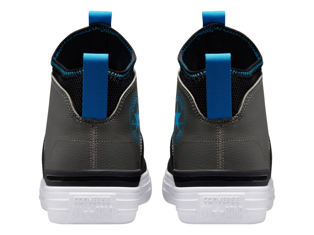 Tenis Converse Chuck Taylor All Star Ultra Mid en colores negro y gris con detalles en azul y suela blanca.