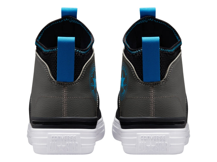 Tenis Converse Chuck Taylor All Star Ultra Mid en colores negro y gris con detalles en azul y suela blanca.