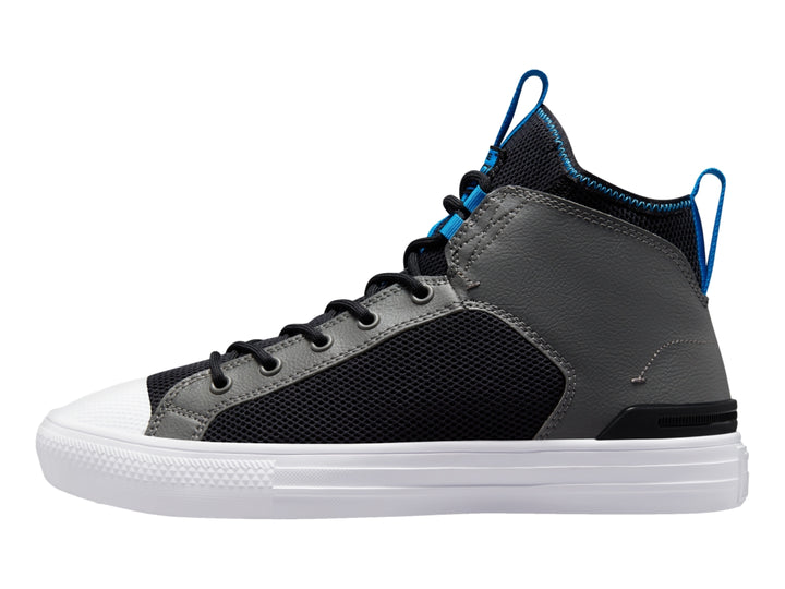 Tenis Converse Chuck Taylor All Star Ultra Mid en colores negro y gris con detalles en azul y suela blanca.