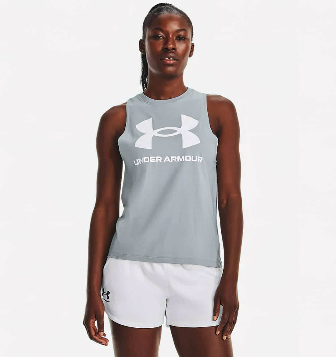 Mujer vistiendo una camiseta sin mangas azul claro de Under Armour y shorts blancos.