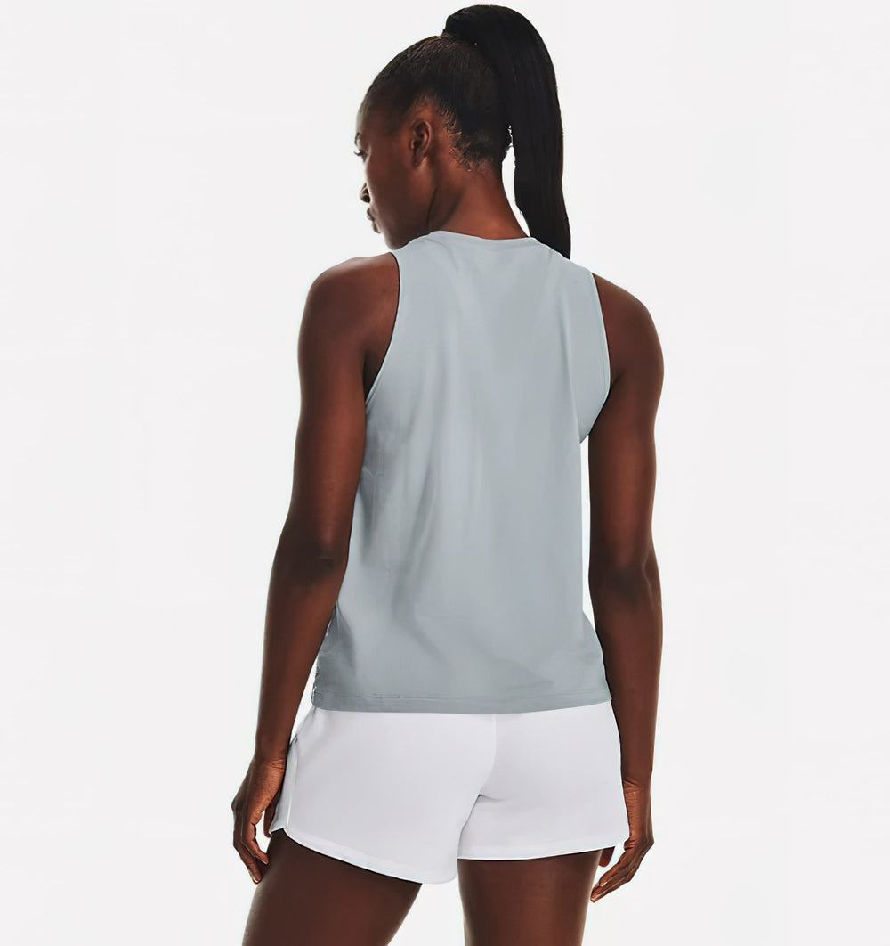 Mujer vistiendo una camiseta sin mangas azul claro de Under Armour y shorts blancos.