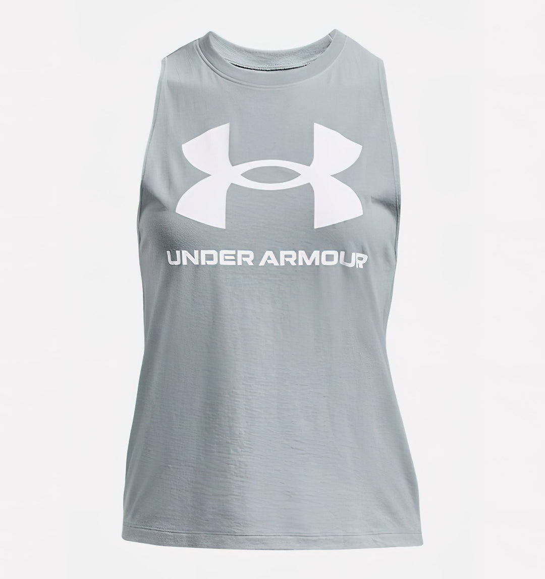 Mujer vistiendo una camiseta sin mangas azul claro de Under Armour y shorts blancos.