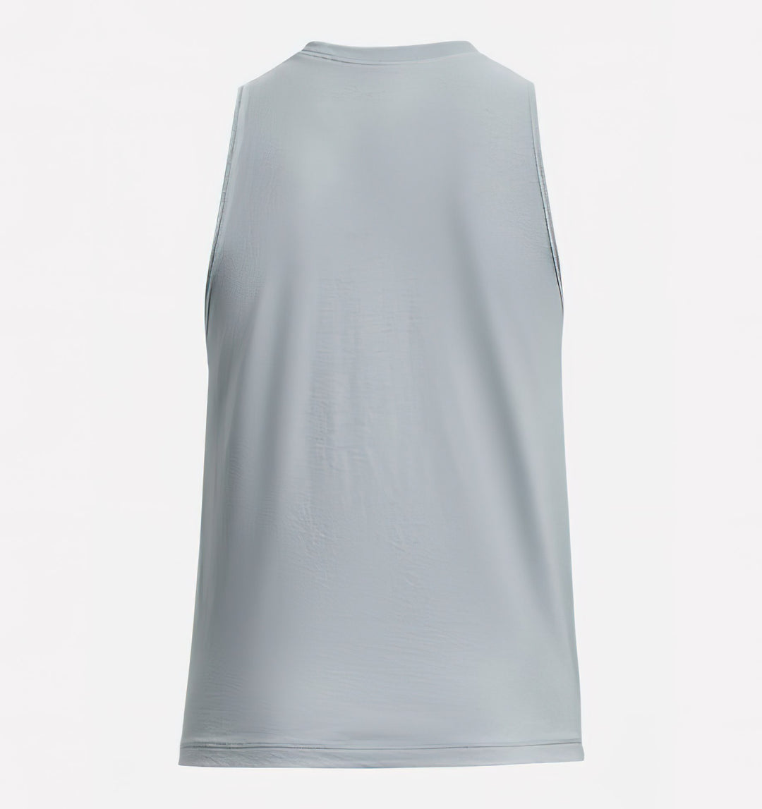 Mujer vistiendo una camiseta sin mangas azul claro de Under Armour y shorts blancos.