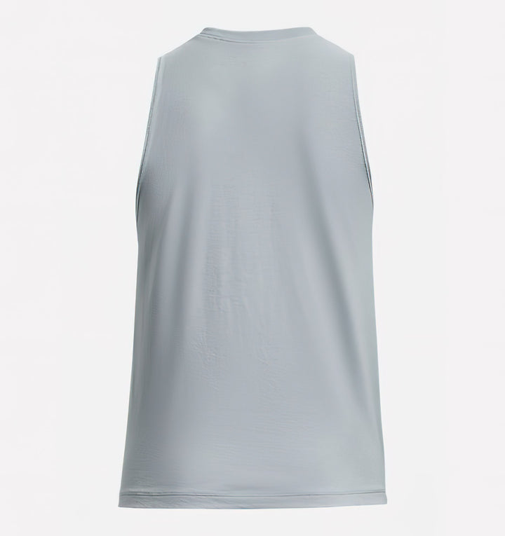 Mujer vistiendo una camiseta sin mangas azul claro de Under Armour y shorts blancos.