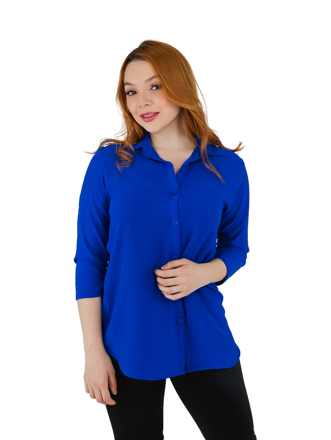 Mujer vistiendo una camisa color azul rey de manga larga con botones frontales y cuello.