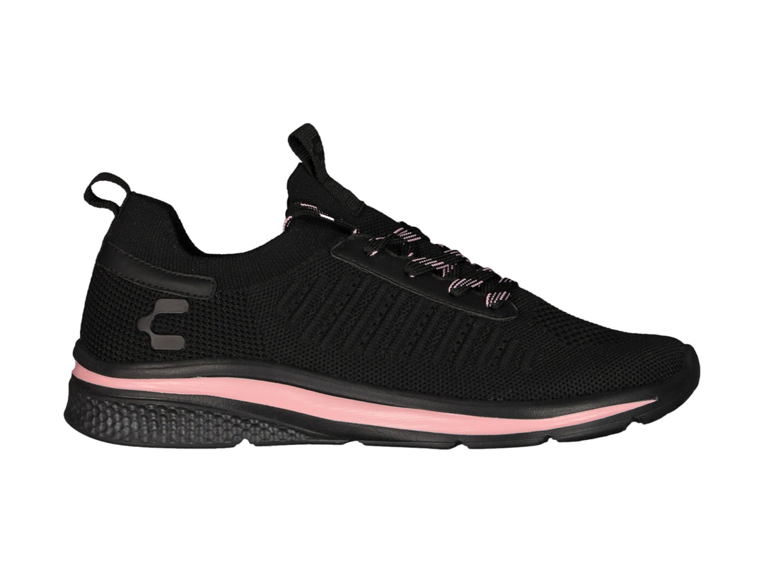 Tenis deportivos Charly en color negro con detalles y franja en la suela de color rosa.