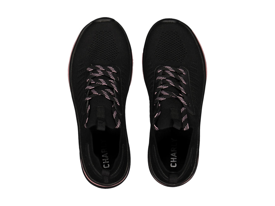 Tenis deportivos Charly en color negro con detalles y franja en la suela de color rosa.
