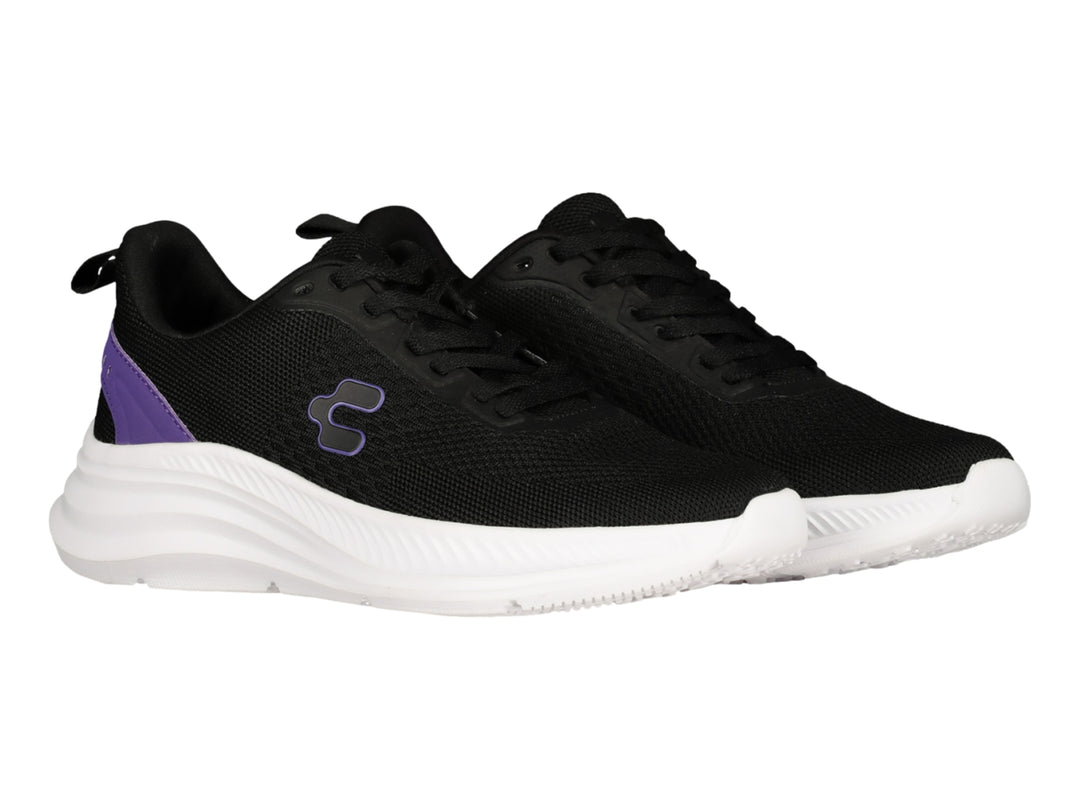 Tenis deportivos Charly color negro con suela blanca y detalles en morado.