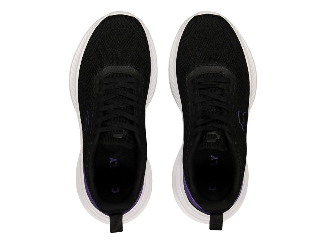 Tenis deportivos Charly color negro con suela blanca y detalles en morado.
