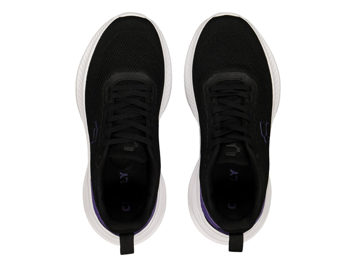 Tenis deportivos Charly color negro con suela blanca y detalles en morado.