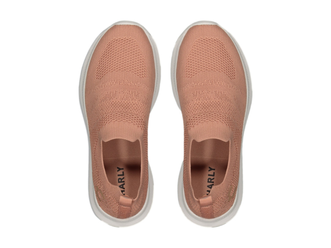 Tenis deportivos Charly color coral con suela blanca, diseño slip-on de tejido transpirable.