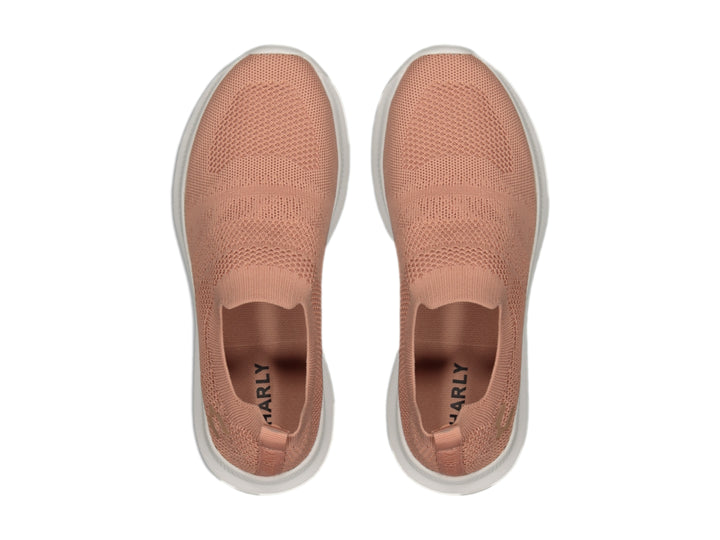 Tenis deportivos Charly color coral con suela blanca, diseño slip-on de tejido transpirable.