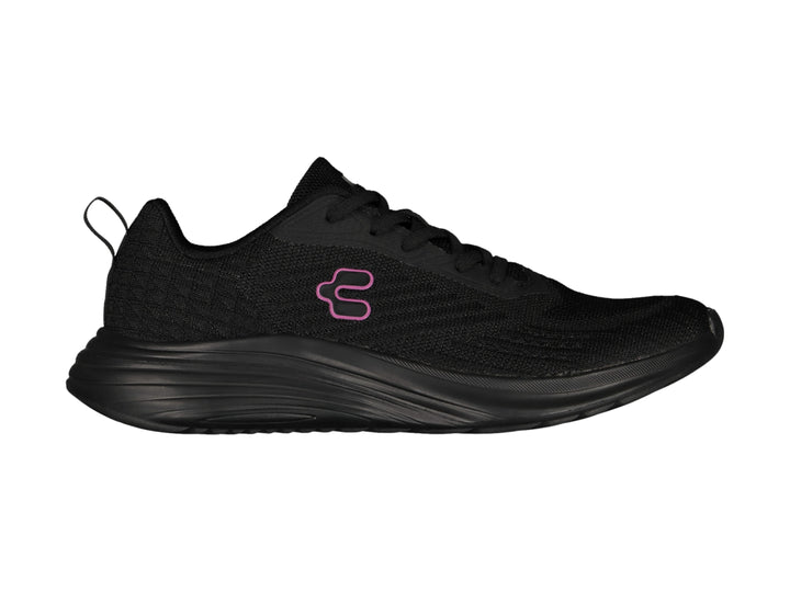 Tenis deportivos Charly de color negro con logotipo rosa en el costado y suela negra.