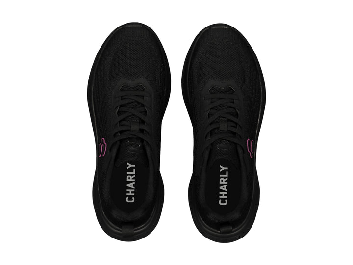 Tenis deportivos Charly de color negro con logotipo rosa en el costado y suela negra.