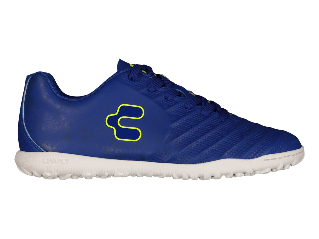 Zapato de fútbol Charly color azul con suela blanca y detalles en amarillo, vista lateral.