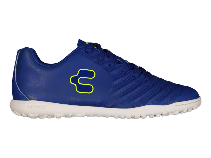 Zapato de fútbol Charly color azul con suela blanca y detalles en amarillo, vista lateral.