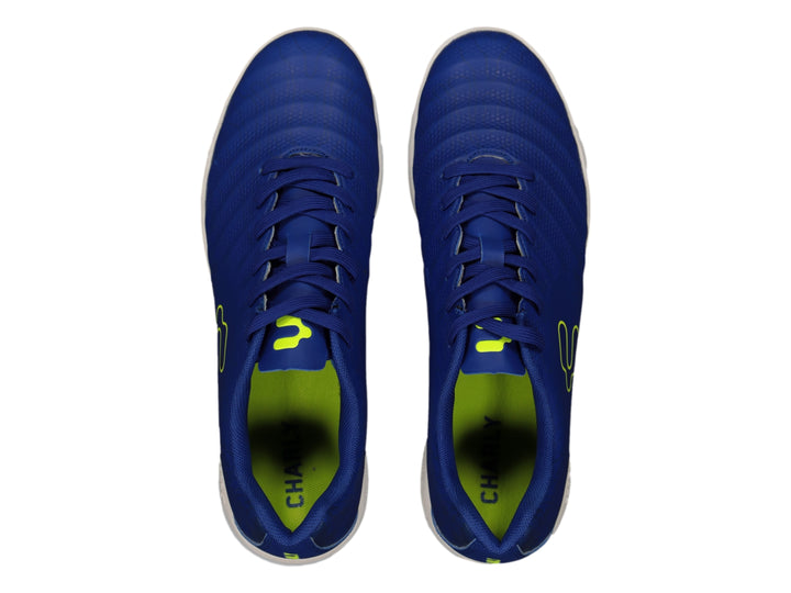 Zapato de fútbol Charly color azul con suela blanca y detalles en amarillo, vista lateral.