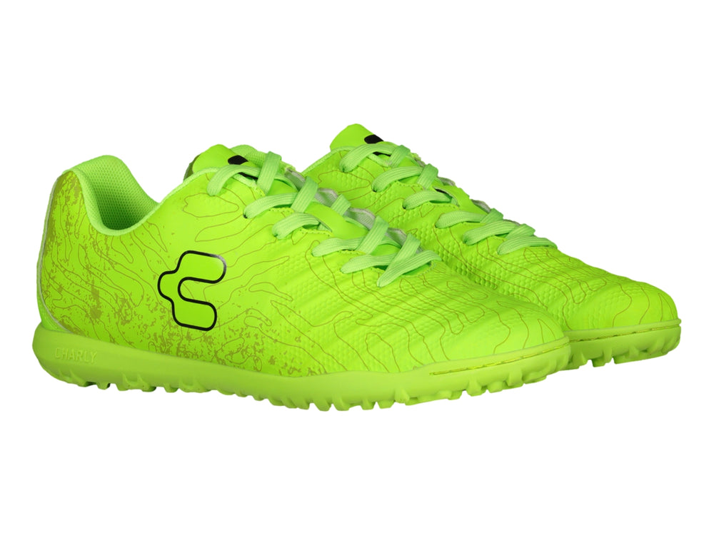Zapato de fútbol Charly color limón con suela para césped sintético.
